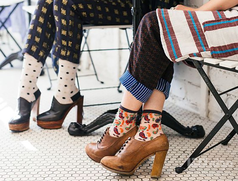 اصول صحیح ست کردن جوراب و کفش برای خانم‌ها